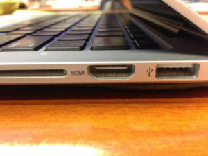 Seitlicher HDMI-Ausgang am Laptop